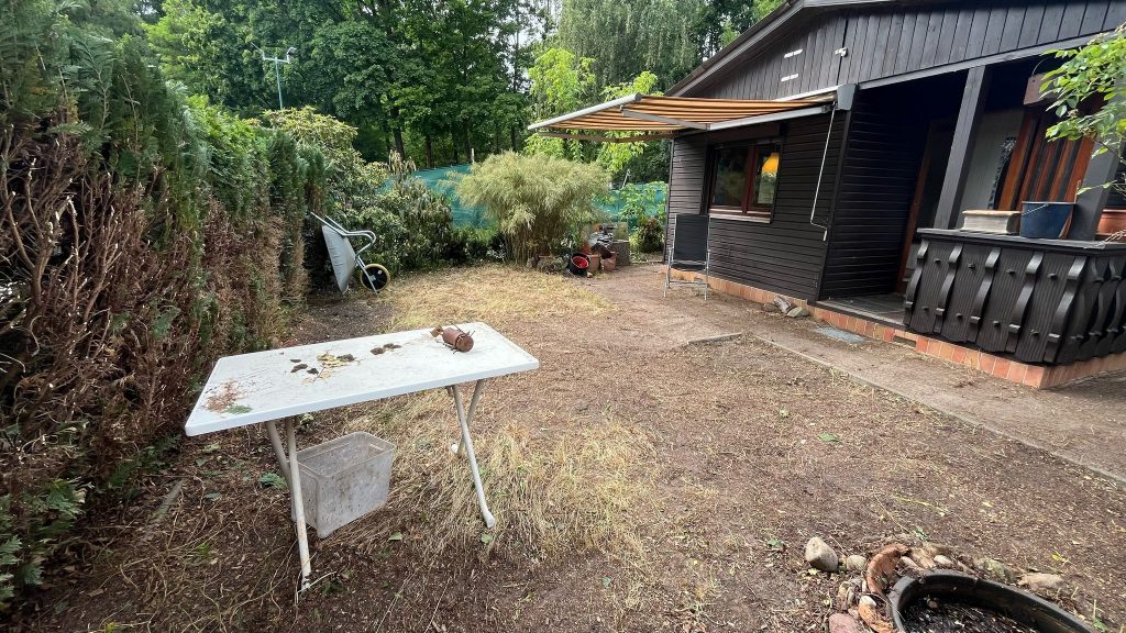 Strebergarten Berlin Unkraut entfernen – Green Team bei der Arbeit