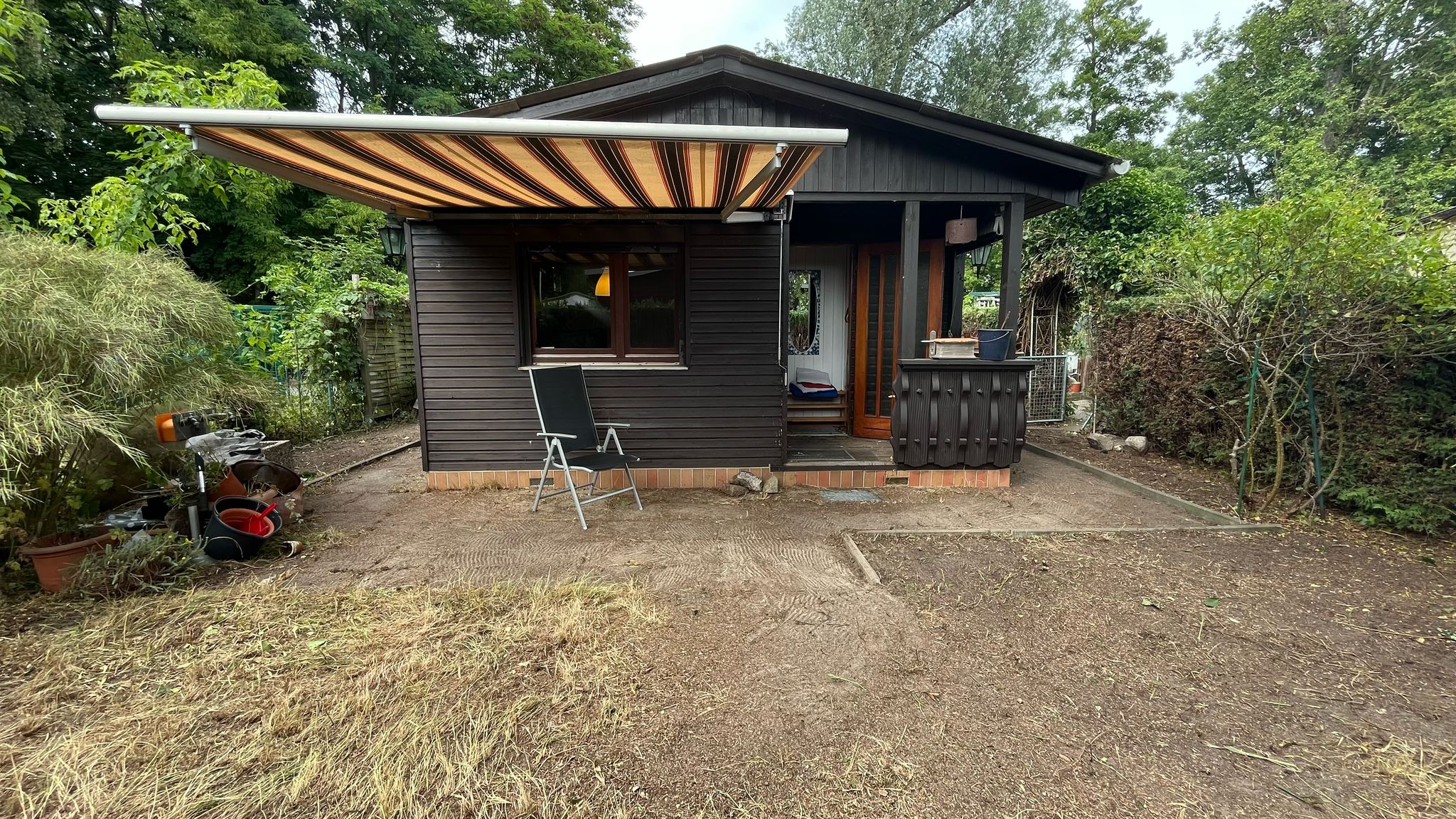 Schrebergarten Pflege Berlin – Wildwuchs beseitigen vorher und nachher