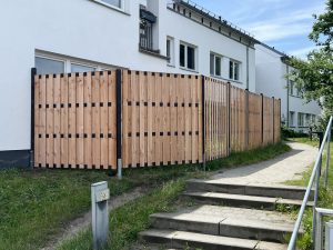 alt="Green Team – Pflege und Wartung von Sichtschutzzäunen in Berlin"