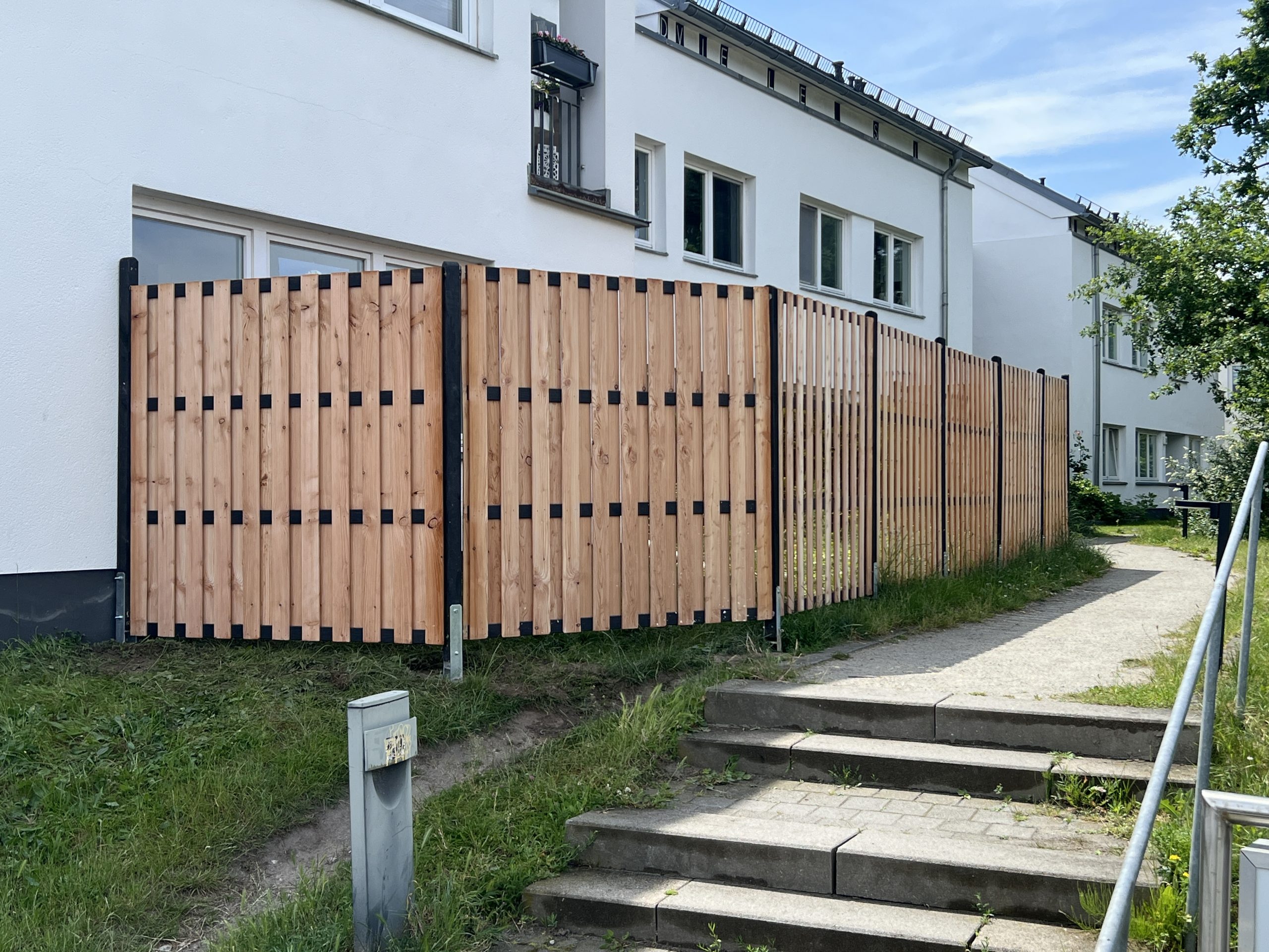alt="Green Team – Pflege und Wartung von Sichtschutzzäunen in Berlin"