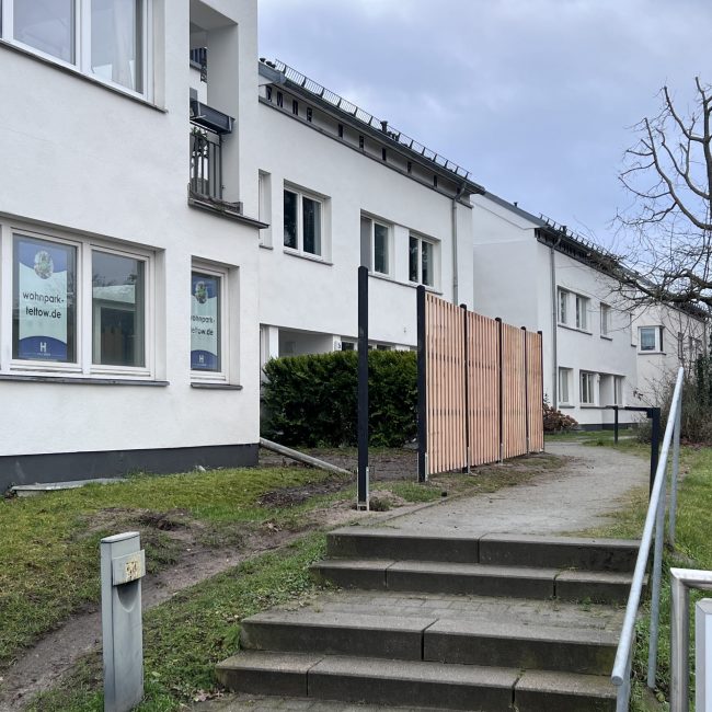 Sichtschutzzaun montieren Berlin – Green Team bei der Arbeit im Garten