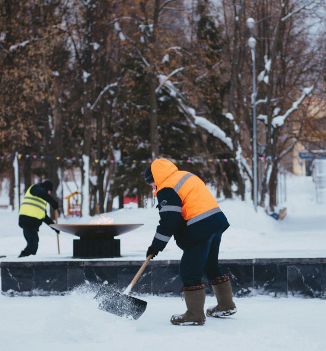 pexels-sarazhizmailov-11677751 Winterdienst Green Team Berlin – Schneeräumung und Sicherheit im Winter